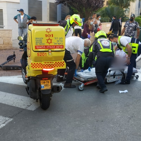 רוכב קורקינט בן 60 נפצע בינוני ונחבל בראשו לאחר שנפגע מרכב ברח' ברנדה בפתח תקווה - חדשות בפתח תקווה