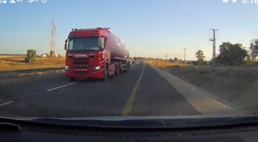 צפו במשאית האדומה: נהג משאית מפתח תקווה כמעט התנגש בניידת משטרה והוריד אותה לשוליים (וידיאו) - חדשות בפתח תקווה