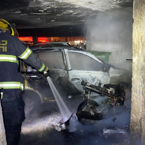 הציתו 2 רכבים בפ"ת בשל סכסוך עם בעל הרכב - חדשות בפתח תקווה
