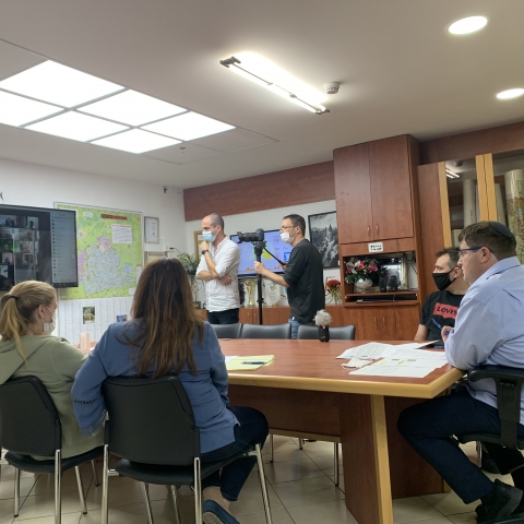 מפגש ראשי רשויות והשרה להגנת הסביבה בנושא שריפת פסולת באופן  פיראטי - חדשות בפתח תקווה