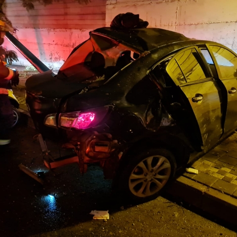 נהג התנגש עם רכבו בעץ ונפצע בינוני, 2 הנוסעים ששהו עימו נפצעו קל - חדשות בפתח תקווה