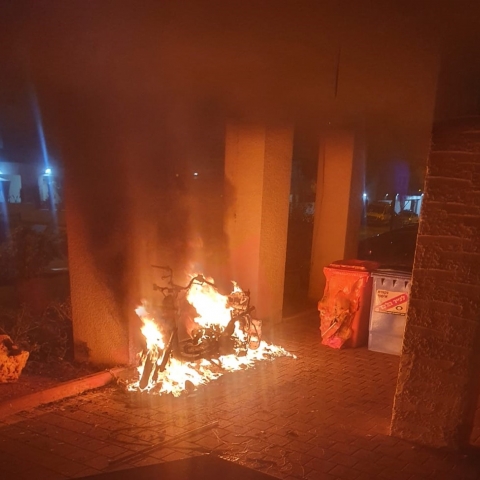 חשד להצתה: אופנוע עלה באש מתחת לבניין, דיירים פונו מהדירות - חדשות בפתח תקווה