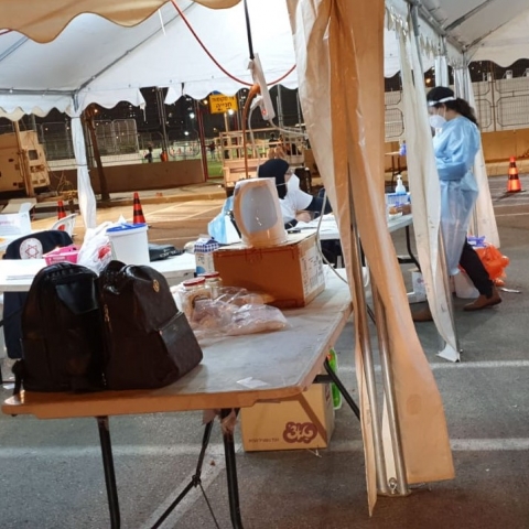 פקקי תנועה בדרך לבדיקות הקורונה באצטדיון המושבה (וידיאו) - חדשות בפתח תקווה