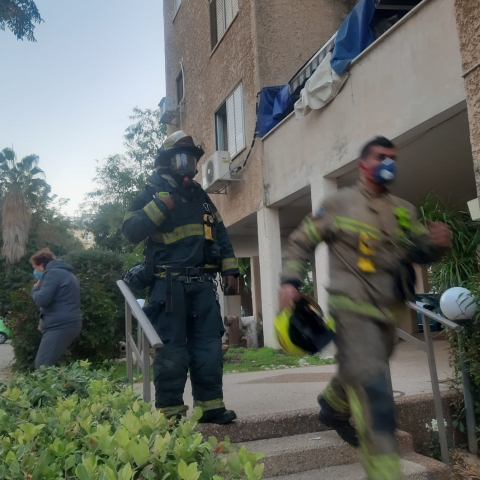 ניסיון הצתה והפצת חומר מסוכן בבניין, הדיירים הונחו להסתגר בדירות - חדשות בפתח תקווה