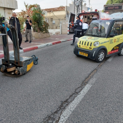 פועל נפצע בינוני במהלך עבודתו עם מלגזה ברח' אפעל בפתח תקווה - חדשות בפתח תקווה