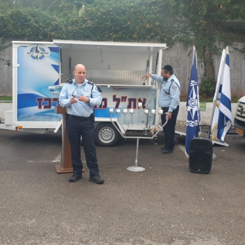 מפקד תחנת משטרת פ"ת סנ"צ יניב פינקל בהדלקת נרות חנוכה. - "זו משפחה אמיתית" (וידיאו) - חדשות בפתח תקווה