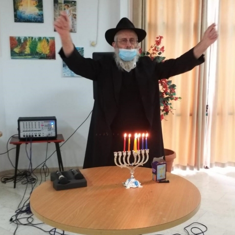 מאירים את חנוכה לניצולי השואה הקשישים! - קהילות בפתח תקווה