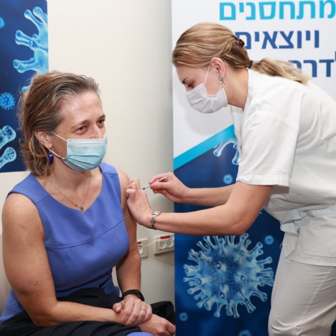 החלו החיסונים לצוותי הרפואה: ראש שירותי בריאות הציבור  התחסנה בביה"ח בילינסון (וידאו) - חדשות בפתח תקווה