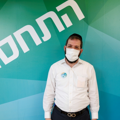 הרב אריה קניבסקי, נכדו של הרב חיים קניבסקי, התחסן היום לנגיף הקורונה, בהוראת סבו - חדשות בפתח תקווה