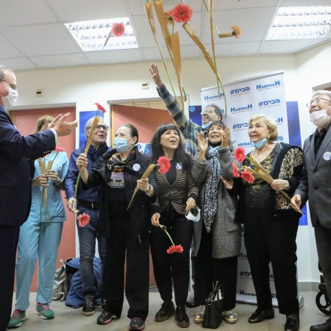 שחקני תיאטרון ה"בימה" מתחסנים בבלינסון - תרבות ופנאי בפתח תקווה
