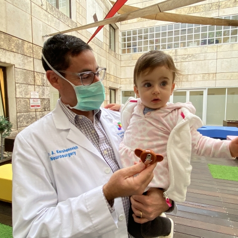 חפץ כבד נפל על ראשה של גלי בת ה-8 חודשים, בעת שטיילה בעגלה - בריאות בפתח תקווה
