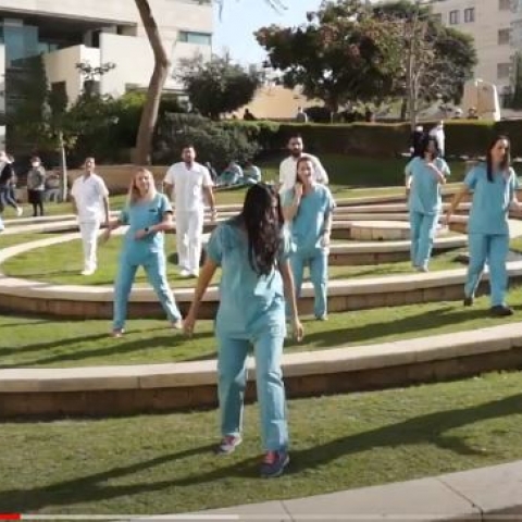 צפו: כך חגגו הצוותים המסורים של בילינסון רגע לאחר החיסונים (וידיאו) - בריאות בפתח תקווה