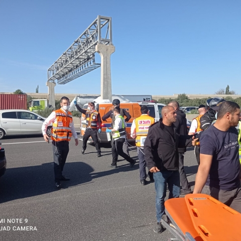 אירוע ירי בכביש 6 סמוך לירידה לכביש 471 - 2 פצועים אנוש (וידיאו) - חדשות בפתח תקווה