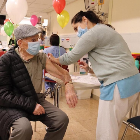 בן 100 התחסן בבית חולים לילדים - בריאות בפתח תקווה