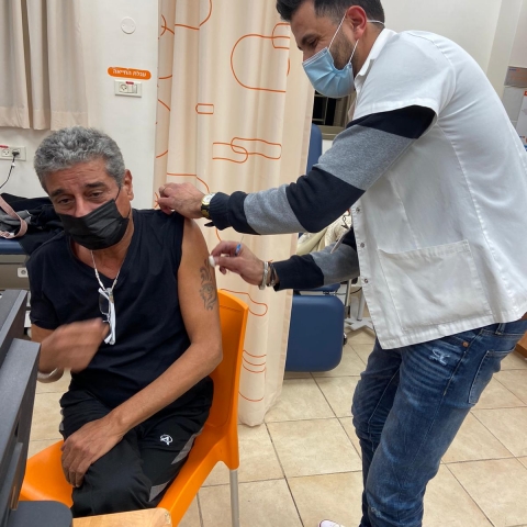 הזמר יואב יצחק התחסן במרפאת מאוחדת בראש העין - בריאות בפתח תקווה