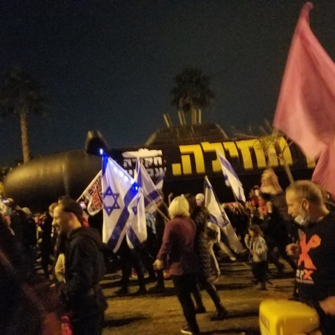 המפגינים חזרו לכיכר גורן: הפגנה גדולה בכיכר גורן נגד ראש הממשלה (וידיאו) - חדשות בפתח תקווה