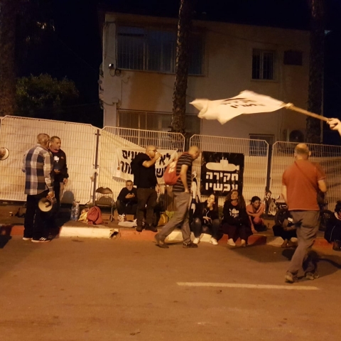 מפגינים נגד מנדלבליט התלוננו כי השליכו עליהם אשפה. למרבה הפליאה, המפגינים עוכבו על ידי המשטרה - חדשות בפתח תקווה