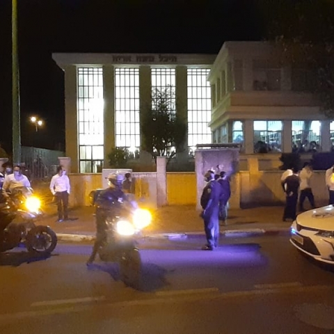 זעם בשכונת הדר גנים בשל כניסת פקחים לישיבת אור ישראל (וידיאו) - חדשות בפתח תקווה
