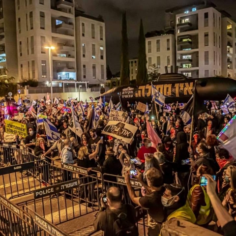 ההפגנות חוזרות לכיכר גורן - מתנגדים לעיסקת טיעון "כי לא היה כלום" - חדשות בפתח תקווה