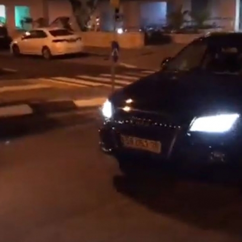 ניסיון דריסת מפגינים, איומים בתקיפה - כך נראית אלימות כלפי מפגינים נגד היועמ"ש ונתניהו (וידיאו) - חדשות בפתח תקווה