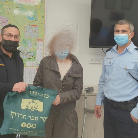פרס לנהג אוטובוס ישר - השיב עשרות אלפי ש"ח לאישה בת 79 - חדשות בפתח תקווה