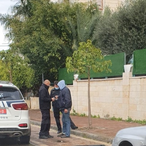 בשל דיווח על רעש, פקחים הגיעו לגן ציבורי בפ"ת והותקפו ע"י מספר חשודים - חדשות בפתח תקווה