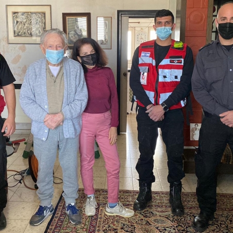 השבוע: לוחמי האש פתח תקווה מתקינים גלאי עשן לניצולי שואה ולקשישים (וידיאו) - קהילות בפתח תקווה