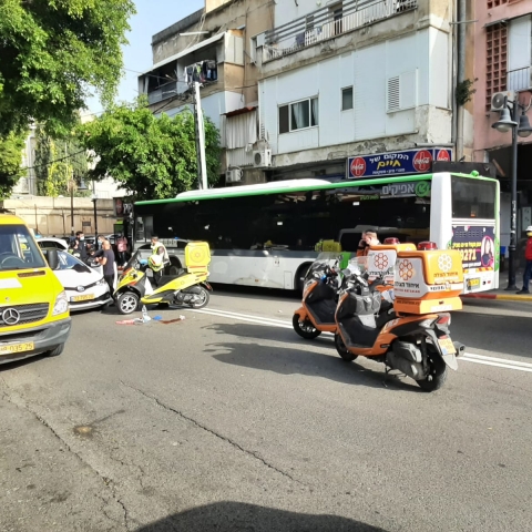 בן 75 נפצע בינוני  מפגיעת מונית ברח' שטמפפר בפתח תקווה - חדשות בפתח תקווה
