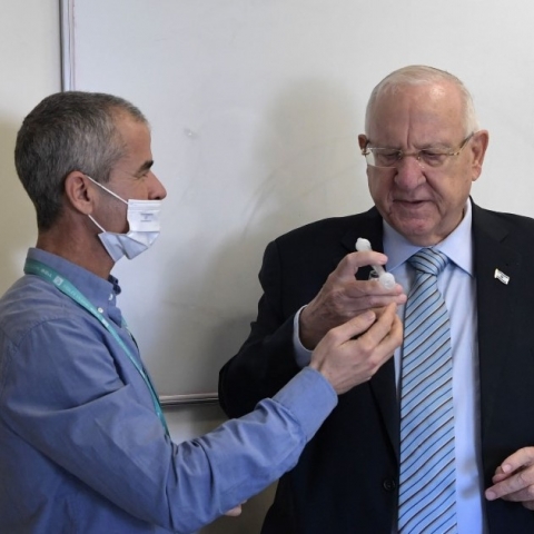 נשיא המדינה התנסה במערכת לזיהוי מהיר בנשיפה של נגיף הקורונה ונגיפים נוספים - חדשות בפתח תקווה