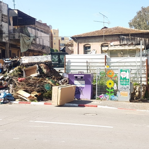 ארבע משאיות פסולת מלאות פונו ממבנה נטוש ברח' רוטשילד בפתח תקווה - איכות הסביבה וחזות העיר בפתח תקווה