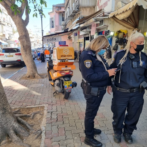 בעל עסק תקף פקח עירייה שביקש ממנו לעטות מסיכה - חדשות בפתח תקווה