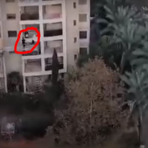 השליכו פסולת וזכוכית מהמרפסת של קומה - 4 למטה (וידיאו) - חדשות בפתח תקווה