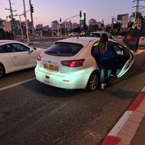 "עמדנו מול לוע אקדח שכוון אלינו והדם קפא בעורקנו מההלם." - חדשות בפתח תקווה