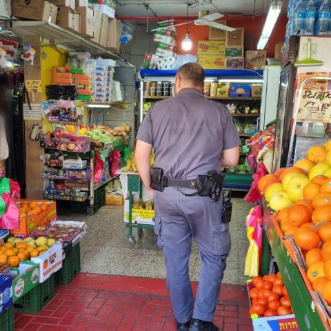 100 קנסות ניתנו למפרי הנחיות הקורונה בפתח תקווה - חדשות בפתח תקווה