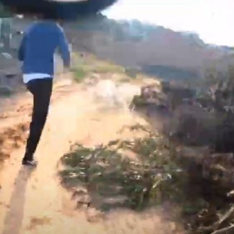 מרדף רגלי של שוטרים בפתח תקווה אחרי חשוד בתקיפה וגניבת טלפון נייד משתי נשים (וידיאו) - חדשות בפתח תקווה