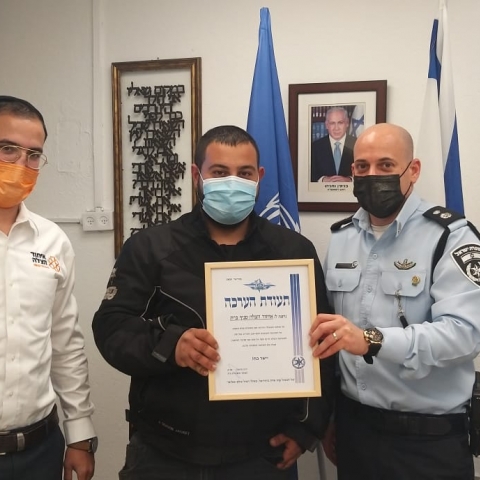 מפקד משטרת פתח תקווה העניק תעודת הוקרה לאיחוד הצלה ולמפקדי ומצטייני תחנת המשטרה - חדשות בפתח תקווה