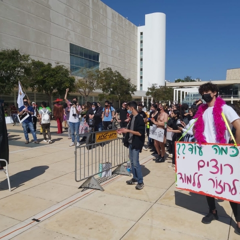 תלמידים הפגינו בתחפושות בכיכר הבימה: "שכחו אותנו בבית" (וידיאו) - חינוך בפתח תקווה