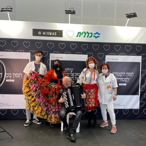 מבצע לעידוד יוצאי חבר העמים לשעבר להתחסן נגד קורונה (וידיאו) - בריאות בפתח תקווה