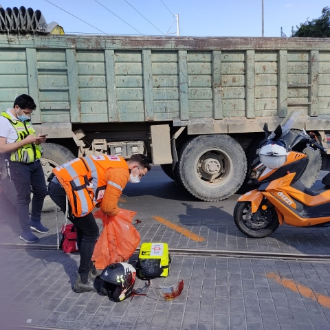 רוכב אופנוע נהרג מפגיעת משאית בדרך רבין פינת דרך ז'בוטינסקי בפתח תקווה - חדשות בפתח תקווה