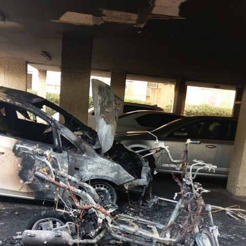 4 דיירים נפגעו קל בשריפת אופנוע ורכב בחניון בניין מגורים ברח' דגל ראובן בפתח תקווה - חדשות בפתח תקווה