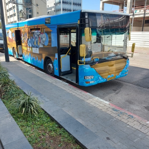 אוטובוס השמחה יסיע ניצולי שואה לסיורים ברחבי פתח תקווה - קהילות בפתח תקווה