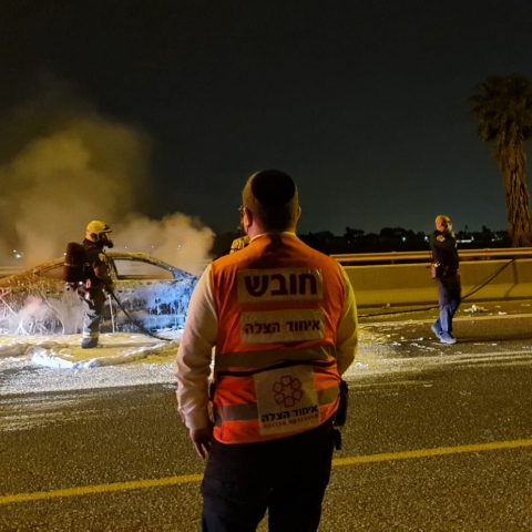 נהג רכב נהרג לאחר שרכבו עלה באש בכביש 471 (וידיאו) - חדשות בפתח תקווה