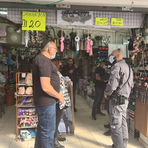 מבצע אכיפה בשוק ליפקיס פתח תקווה נתפסו רוכלים של סמים מסוכנים. - חדשות בפתח תקווה