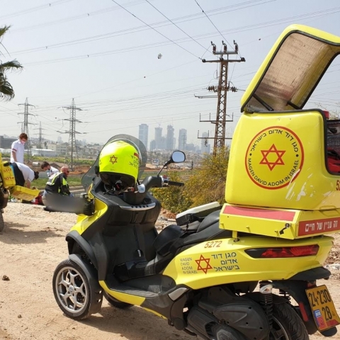 פועל התחשמל במהלך עבודתו באתר עבודה בכביש 4 סמוך למחלף אם המושבות - חדשות בפתח תקווה