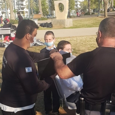  עשרות דוחות חולקו לתושבים בפארק אוחיון בפתח תקווה (וידיאו) - חדשות בפתח תקווה