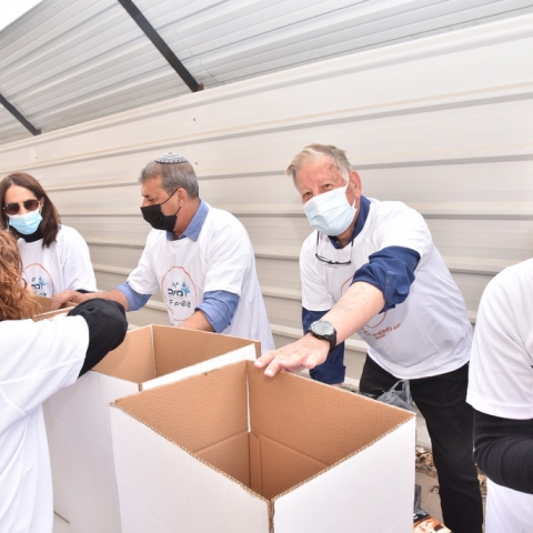 עובדי ומנהלי תאגיד המים מיתב בהתרמת חבילות שי לנזקקים - קהילות בפתח תקווה