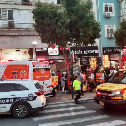 מעלית קרסה על פועל בחנות פלאפל ברח' חיים עוזר בפתח תקווה - חדשות בפתח תקווה
