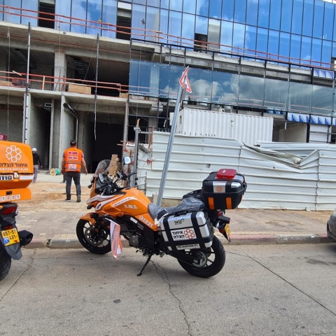 פועל נפצע לאחר שנפל עליו חפץ כבד באתר בניה ברח' תוצרת הארץ בפתח תקווה - חדשות בפתח תקווה