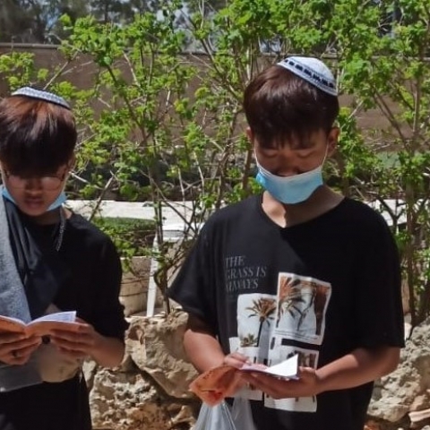 קדושים הם: פוקדים את קבריהם של בוגרי הכפר שנפלו במערכות ישראל (וידיאו) - חינוך בפתח תקווה