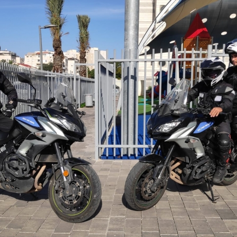 לאחר שנסע נגד כיוון התנועה, ירד מהרכב ופירק עמודי בטיחות שהותקנו ע"י העירייה - חדשות בפתח תקווה